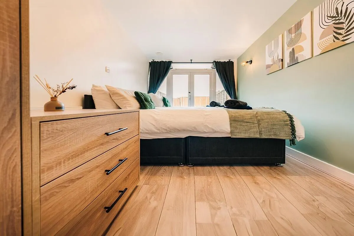 Studio Flat By Brookland Stays Serviced Accommodation Short Lets Harlington With Free Wifi Harmondsworth Apartment