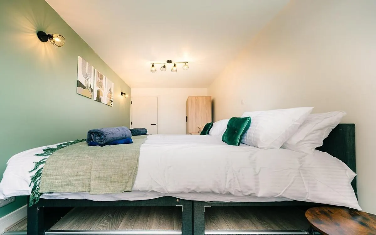 Studio Flat By Brookland Stays Serviced Accommodation Short Lets Harlington With Free Wifi Harmondsworth Großbritannien