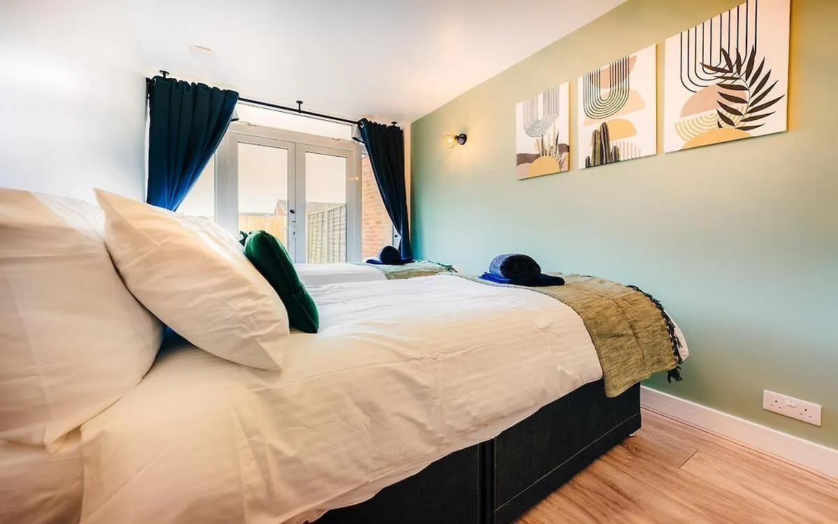 Studio Flat By Brookland Stays Serviced Accommodation Short Lets Harlington With Free Wifi Harmondsworth 0*,