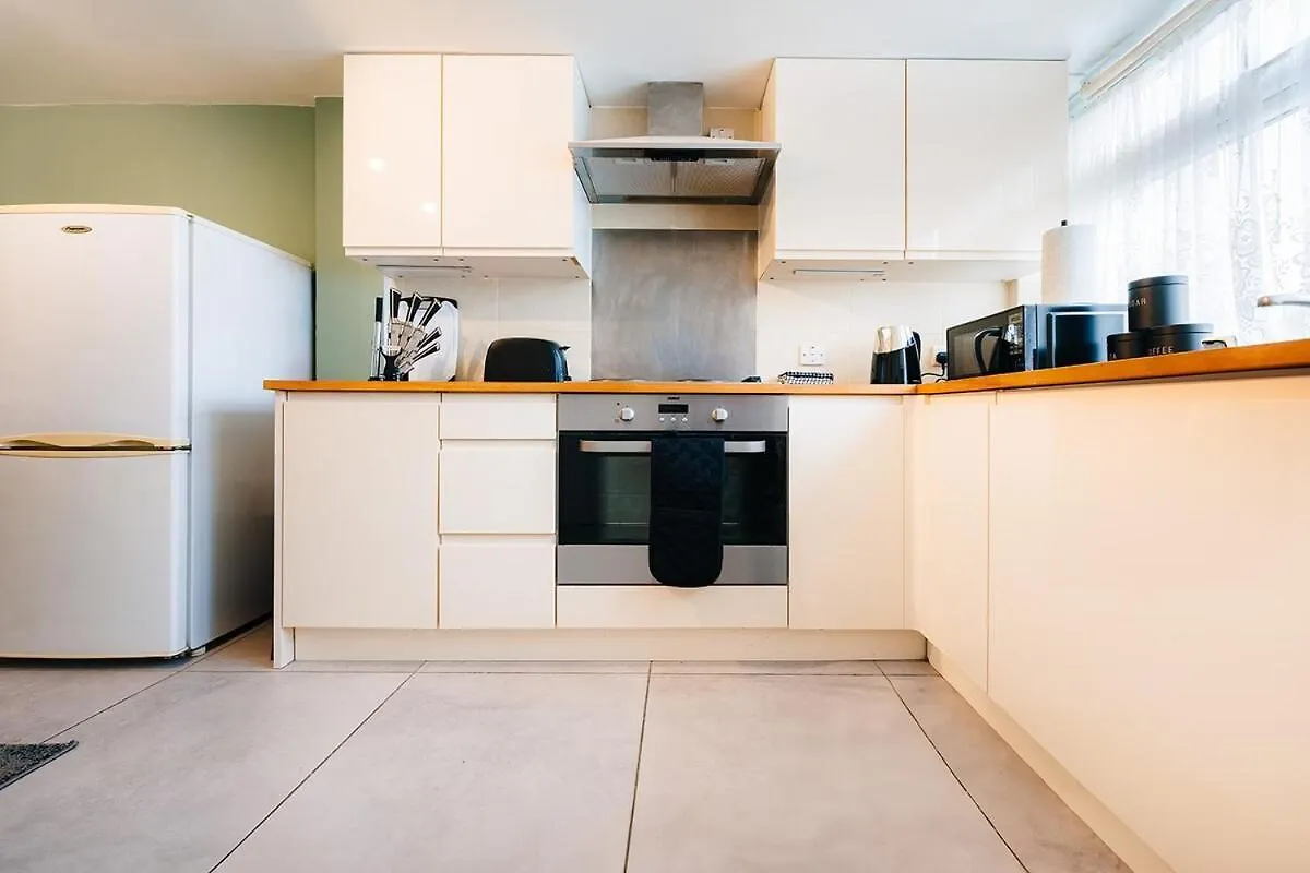 Apartment Studio Flat By Brookland Stays Serviced Accommodation Short Lets Harlington With Free Wifi Harmondsworth Großbritannien