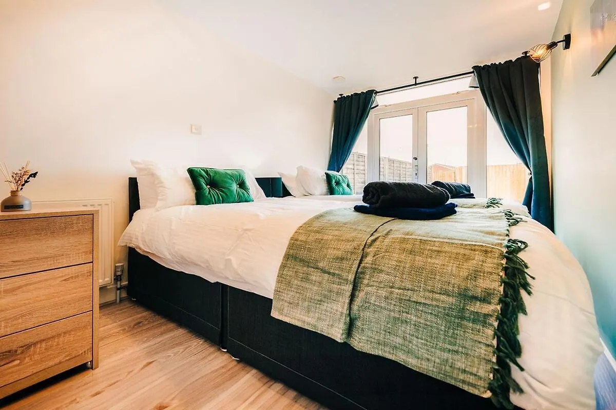 Studio Flat By Brookland Stays Serviced Accommodation Short Lets Harlington With Free Wifi Harmondsworth